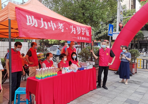 民進湘橋區(qū)總支開展“助力中考.為夢護航”志愿服務活動1_副本.jpg