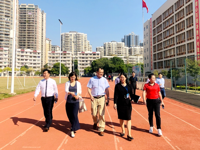 車燕華（前排右二）帶領北大教育集團負責同志參觀校園.jpg