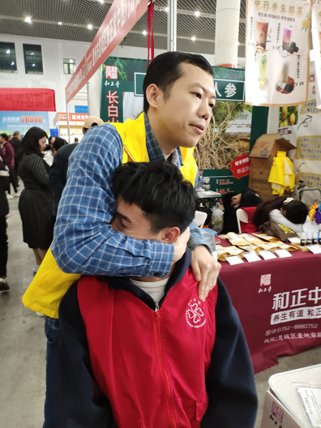 民進會員李彥倫中醫師“傳播中醫藥文化 展現民進風采”義賣活動02.jpg